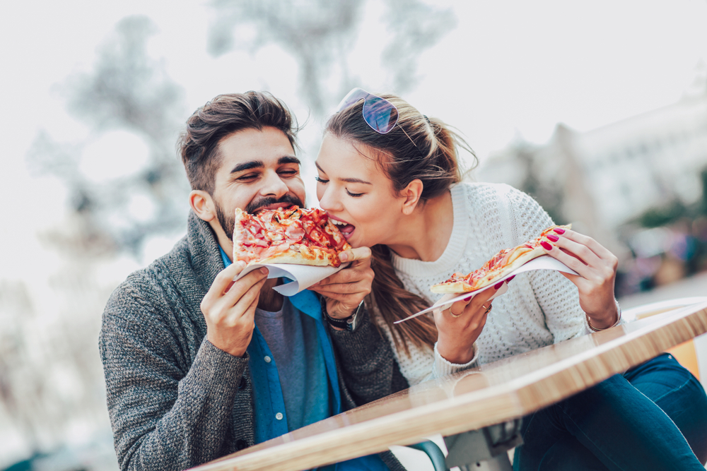 coppia mangia la pizza