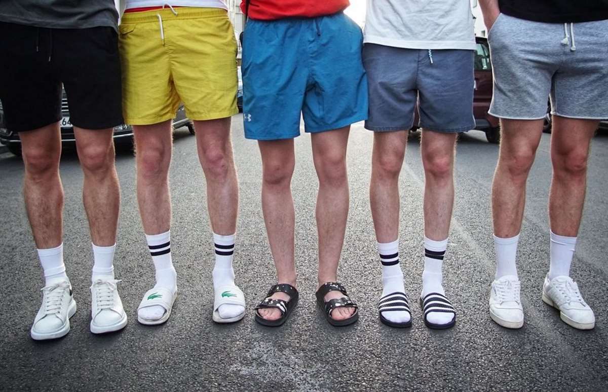 Sandali con calzini bianchi, nuova moda 2019