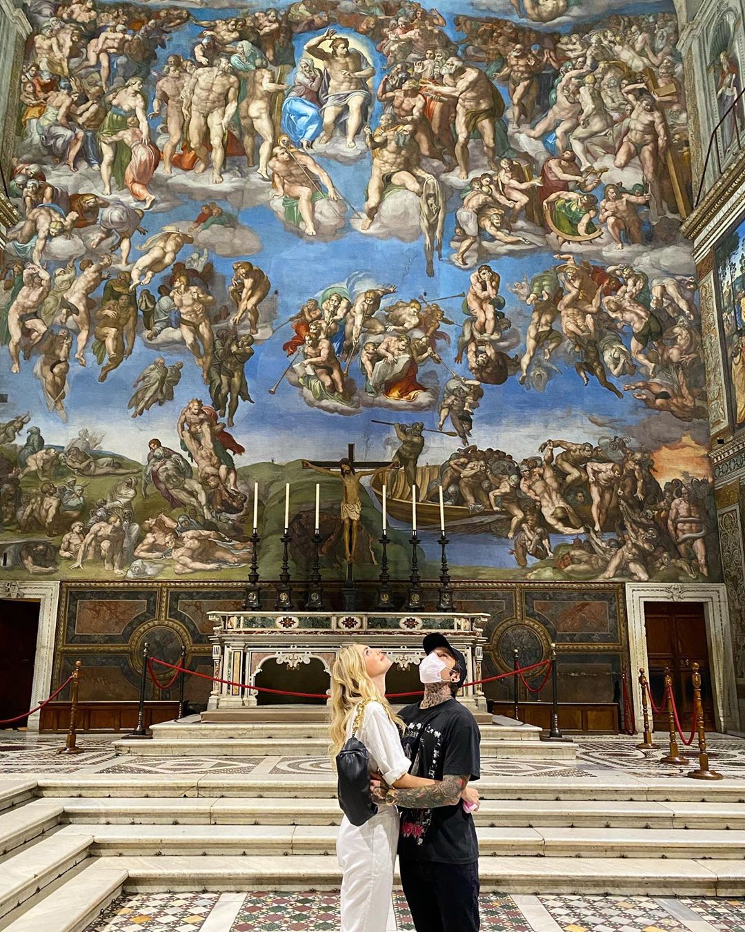 Chiara Ferragni e Fedez visitano la Cappella Sistina
