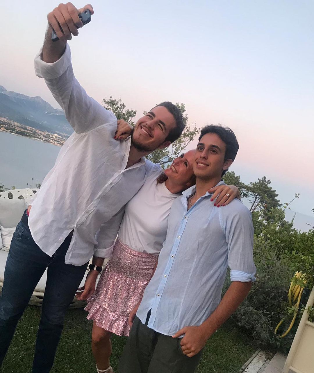 Chiara Giordano insieme ai suoi due figli avuti da Roul Bova / Foto: @cgiordy [IG]