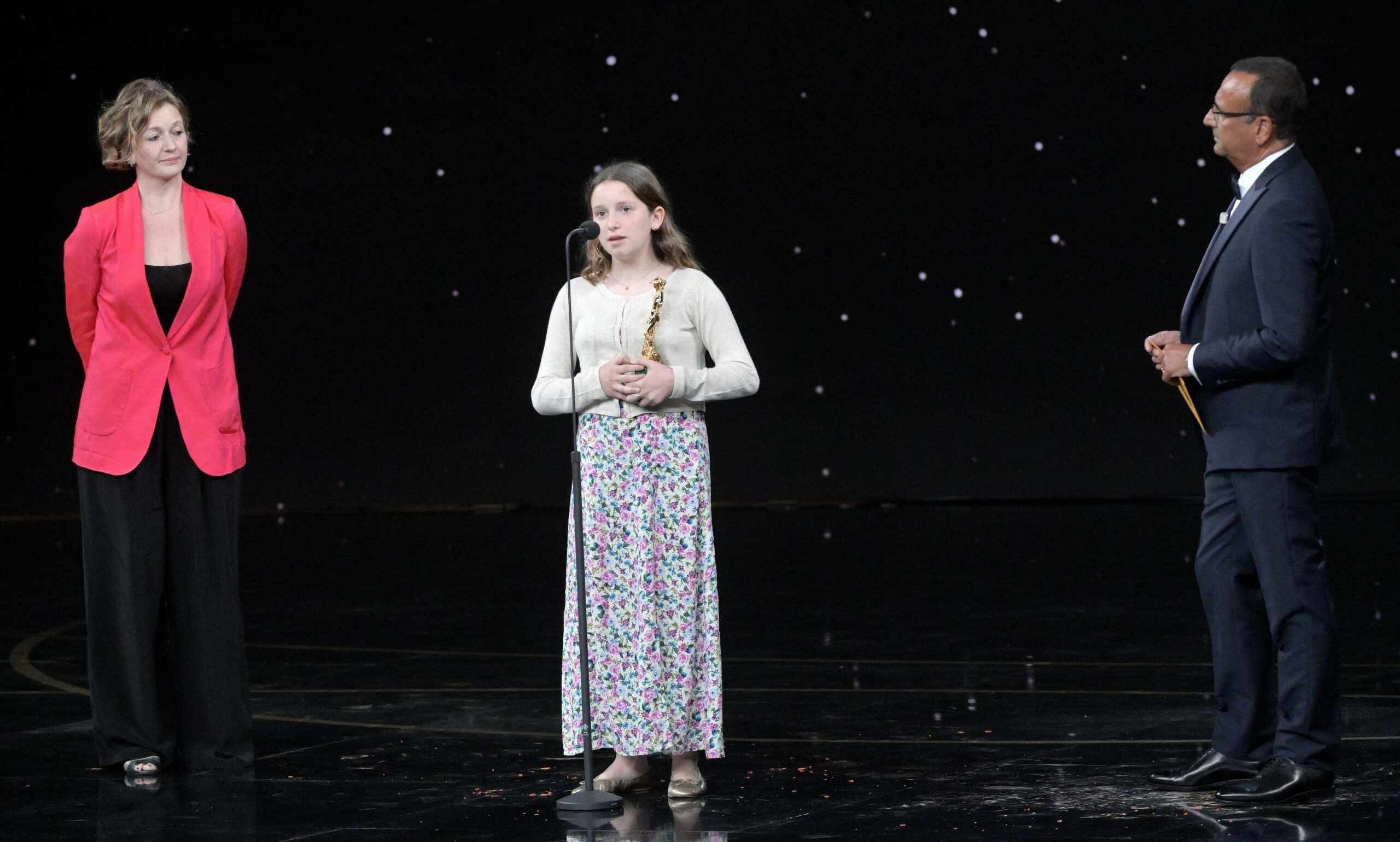 Emma, figlia di Mattia Torre, sul palco dei David di Donatello insieme alla mamma Francesca