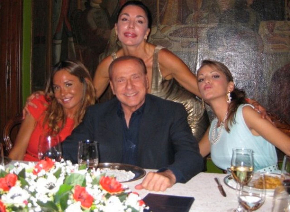 Nicole Minetti con Silvio Berlusconi
