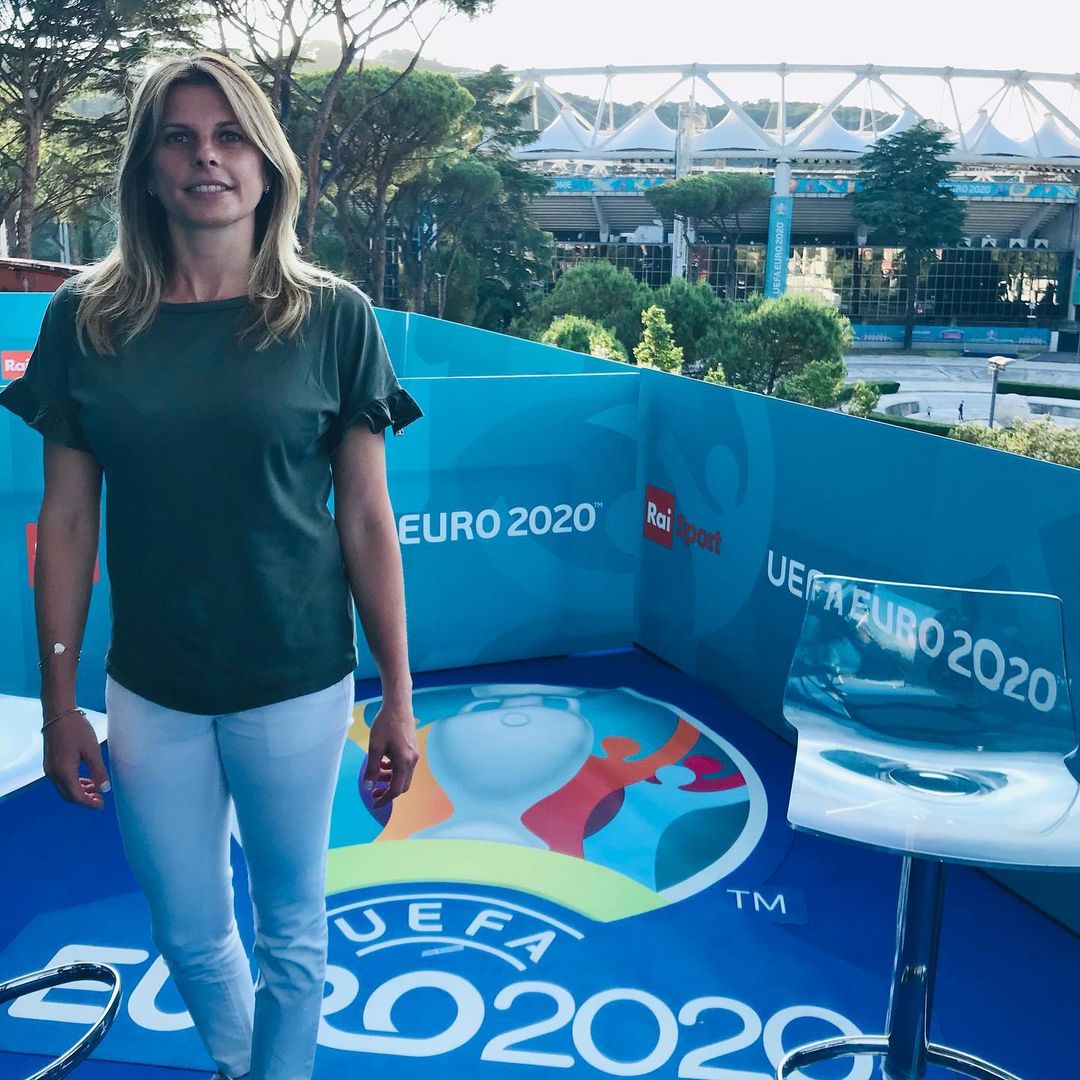 Katia Serra è la prima telecronista donna ad aver commentato in diretta su Rai 1 la finale degli Europei.