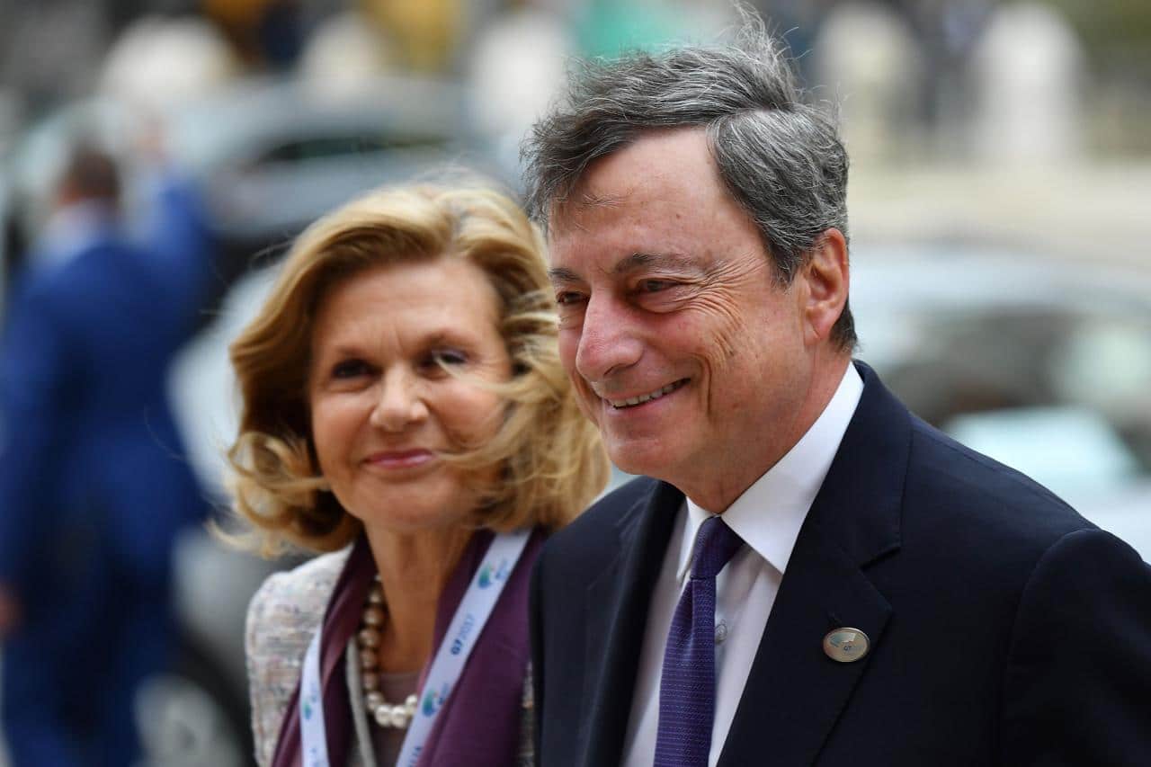 I genitori di Giacomo Draghi, Maria Serenella Cappello con il marito, il premier Mario / Foto: Elysium Post