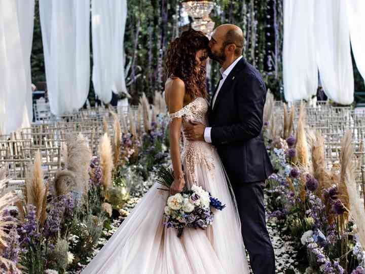 Un dolce scatto che ritrae Paola Turani e Riccardo Serpellini nel giorno del loro matrimonio