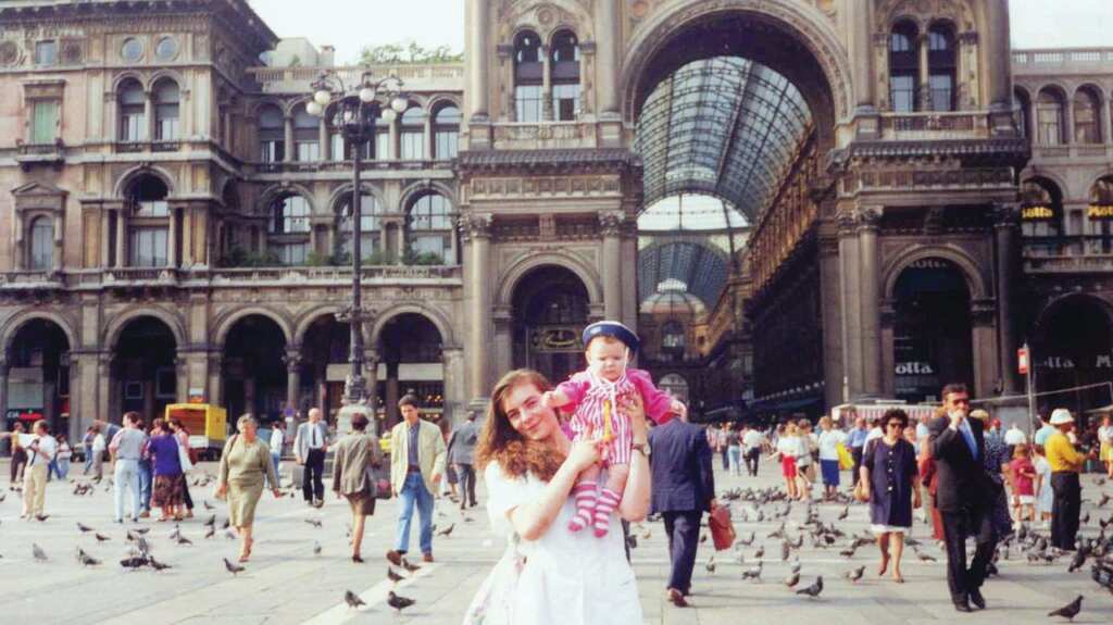 Lea Garofalo with Denise in Piazza Duomo in Milan / Photo: La Stampa