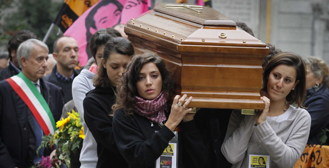 Funerali di Lea Garofalo, testimone di giustizia uccisa dalla 'ndrangheta nel 2009 nell'immagine i ragazzi dell'associazione Libera portano il feretro prima dalla cerimonia / Foto: Davide Spada 