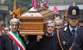 The mayor of Milan Carlo Pisapia and Don Luigi Ciotti carry the coffin of Lea Garofalo on their shoulders / Photo: Today
