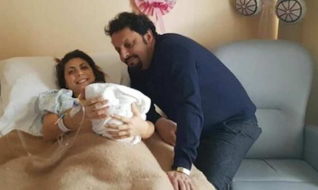 Enrico Brignano con la compagna Flora Canto il giorno della nascita del loro secondo bambino Foto Blitz quotidiano