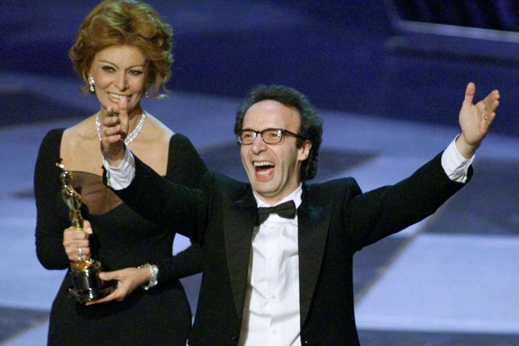 La vita è bella Roberto Benigni riceve l'Oscar Foto Avvenire