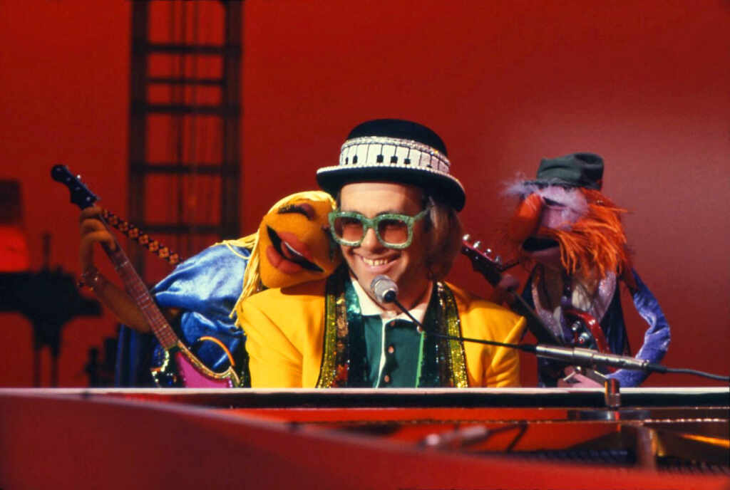 Crocodile Rock Elton John nel celebre programma Muppet Show Foto Curiosando
