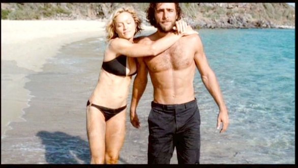 Travolti dal destino Adriano Giannini con Madonna in una scena del film Foto Tracce di Sardegna