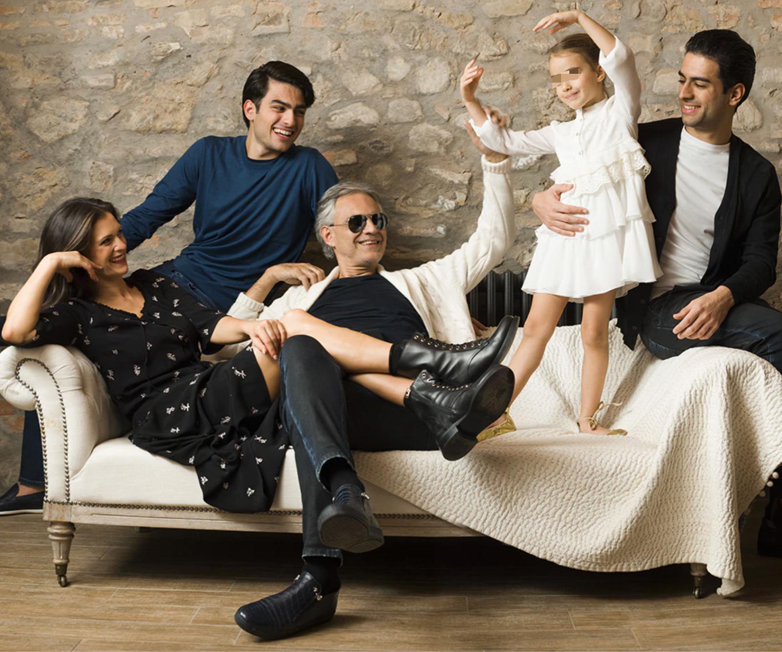 Andrea Bocelli e la sua famiglia al completo / Fonte foto: TuttiVip