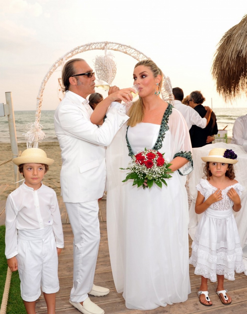 Luca Ward il giorno delle nozze con Giada Desideri: al suo fianco, i figli Lupo e Luna / Fonte foto: TvZap