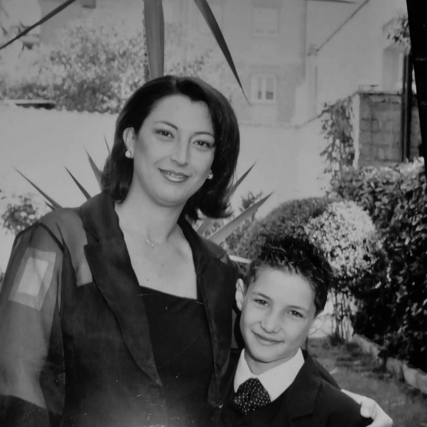  Con la bellissima mamma, qualche decennio fa / Foto: @matteopolitano16 [IG]