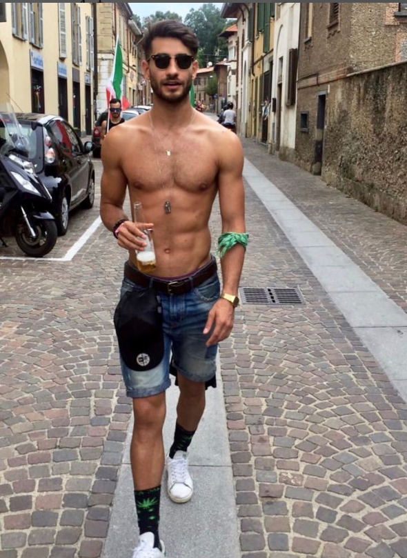 Roger Balduino a spasso per le vie d'Italia Foto Instagram