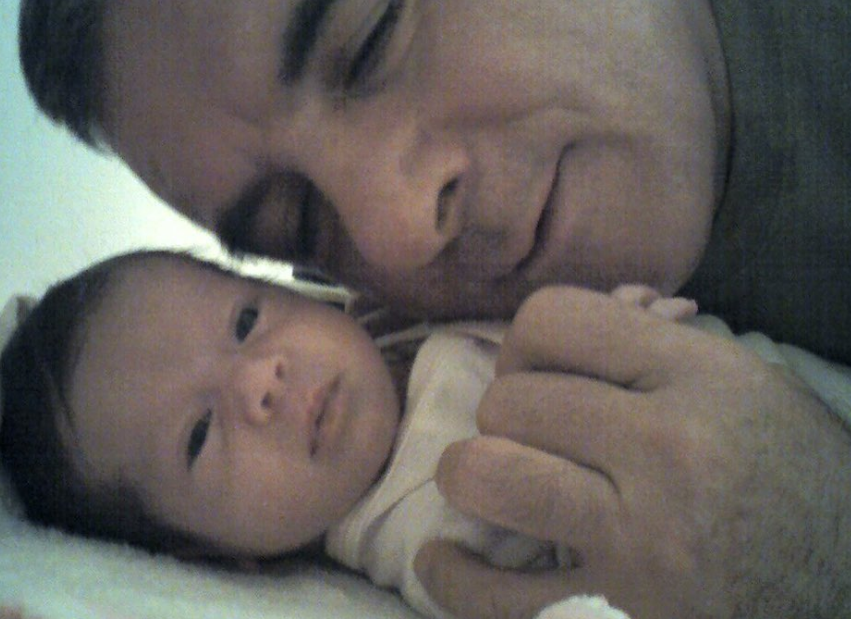 Sabatino Cennomo con la piccola Ginevra appena nata / Foto: @elisabettafranchimylife [IG]