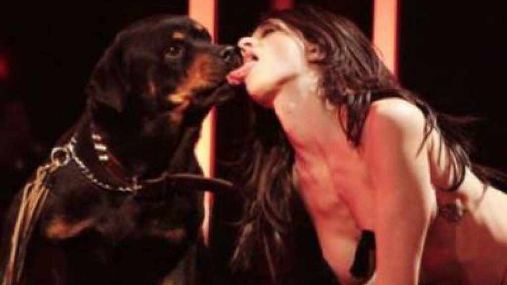 Go Go Tales (2007) Asia Argento bacia in bocca con molta passione un Rottweiler / Foto: YouTube