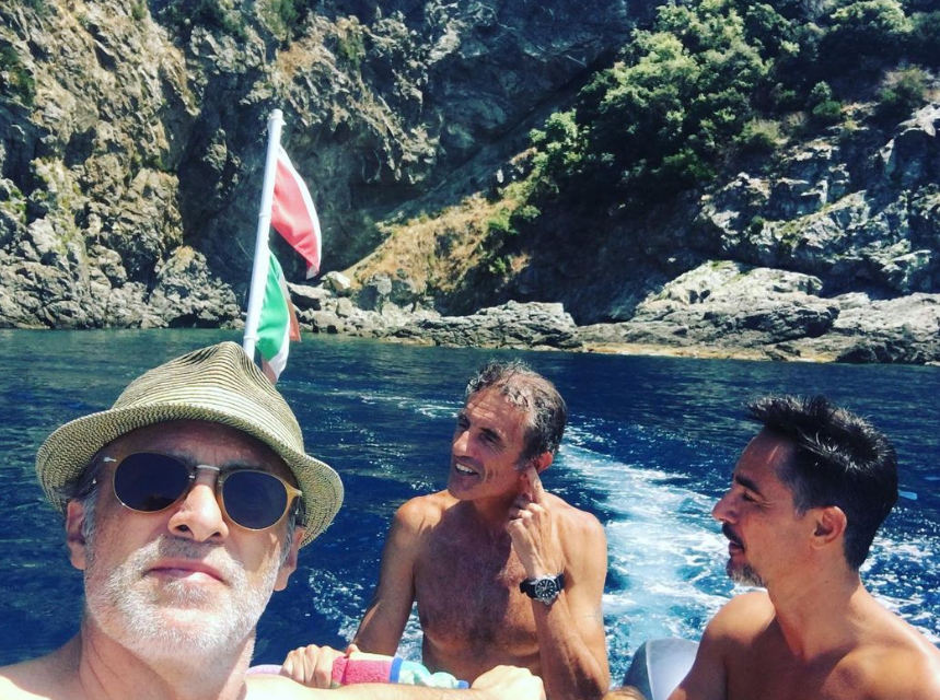 Fabrizio Ferracane in vacanza in Calabria, a Palmi, con due suoi grandi amici, il giornalista Arcangelo Badolati e l'attore Peppino Mazzotta / Foto: @fabrizioferracane [IG]