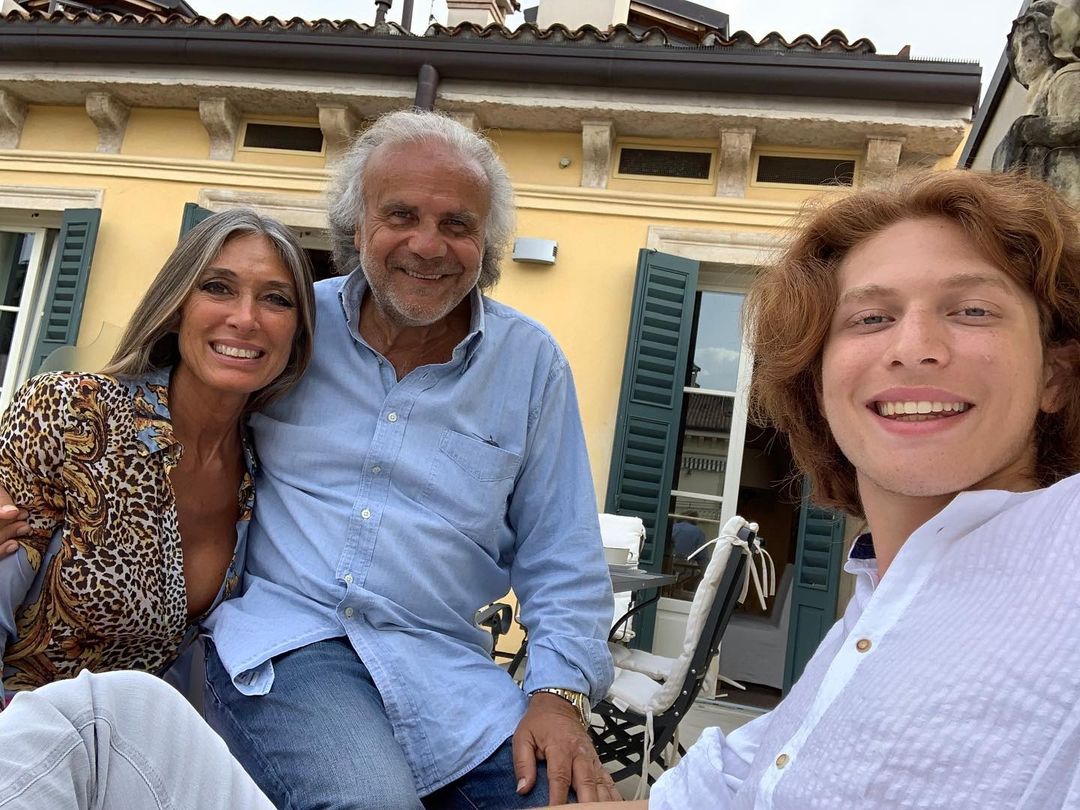 Jerry Calà con la moglie Bettina e il figlio Johnny, nella loro bellissima casa @jerricalaofficial