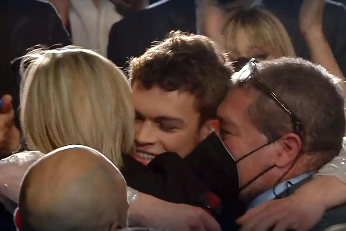 Blanco abbraccia i genitori dopo la vittoria a Sanremo 2022 con Brividi