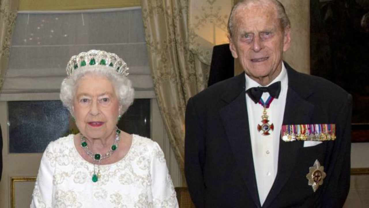 Regina Elisabetta e il consorte principe Filippo nel 2020 / Foto: ilGiornale.it