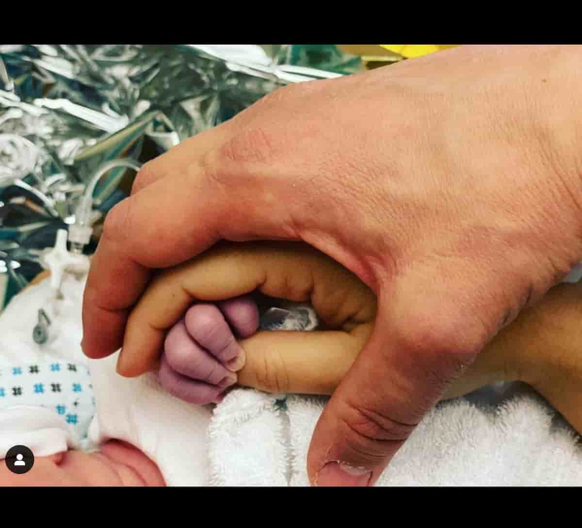 Tre mani insieme in un abbraccio innamorato: papà Claudio, mamma Francesca e la piccola Atena / Foto: @claudio_santamaria [IG]