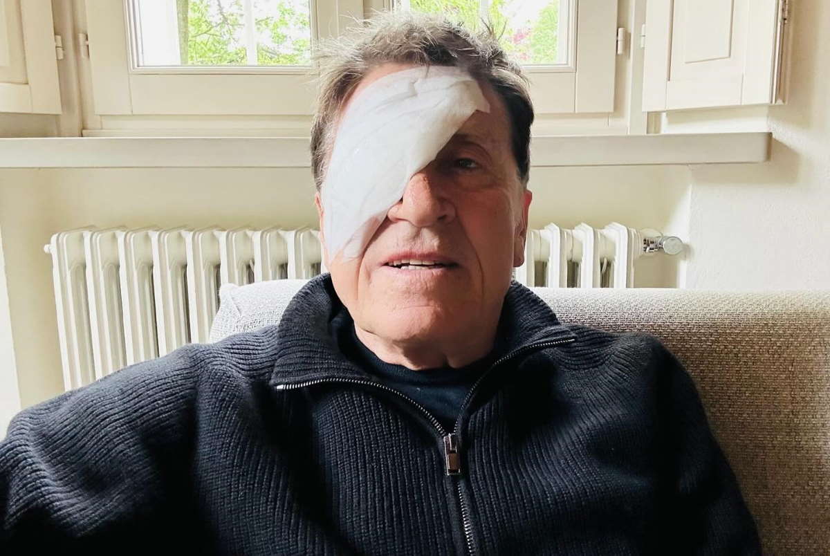 Gianni Morandi con l’occhio bendato, la foto preoccupa i fan: cosa è successo?